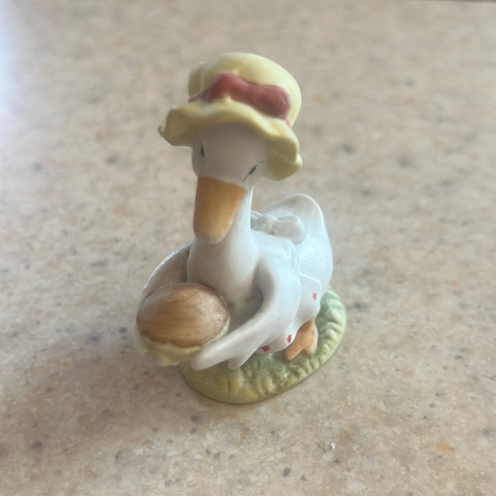 Lefton “mother” goose with hat and apron holding a baked pie